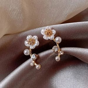Brand new pearl flowers woman earring.